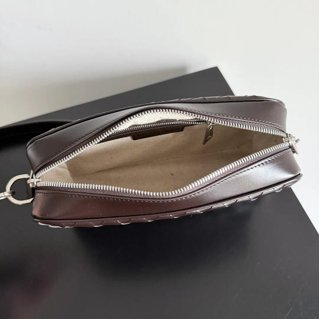Batch 1820 BOTTEGA VENETA small INTRECCIATO woven camera bag This bv classic camera bag is a further evolution of classic woven technology, combining practicality and fashion, perfectly meeting multi-purpose needs! Classic leather handmade. Lightweight and large capacity. The shoulder strap is removable and adjustable. In addition to being worn cross-body, it can also be placed in the suitcase as a toiletry bag. It is very convenient for daily storage and classification. It also has hanging accessories to show your personality. No matter how complicated the world is, as long as you have a bag with you, everything will become better. Style number: 755923 Size: 24.5*15*6cm